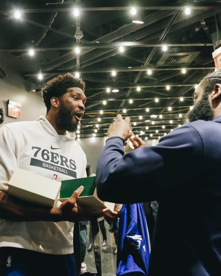 DESBANCADO! Ex-MVP da NBA fica aos p&eacute;s de Joel Embiid