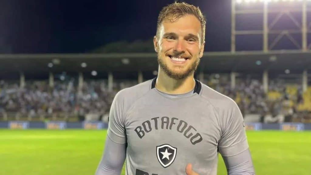 SABIA DESSA? Goleiro do Botafogo faz sucesso dentro e fora dos campos