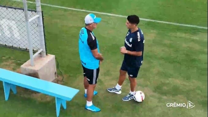 Clima de Gre-Nal! Renato Ga&uacute;cho e Su&aacute;rez viralizam com brincadeira no vesti&aacute;rio; confira