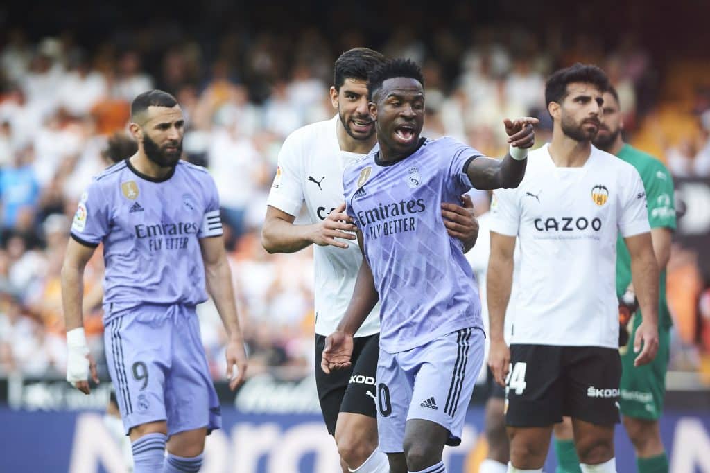 MAIS UMA VEZ! Vinicius Jr volta a sofrer racismo e ainda &eacute; expulso