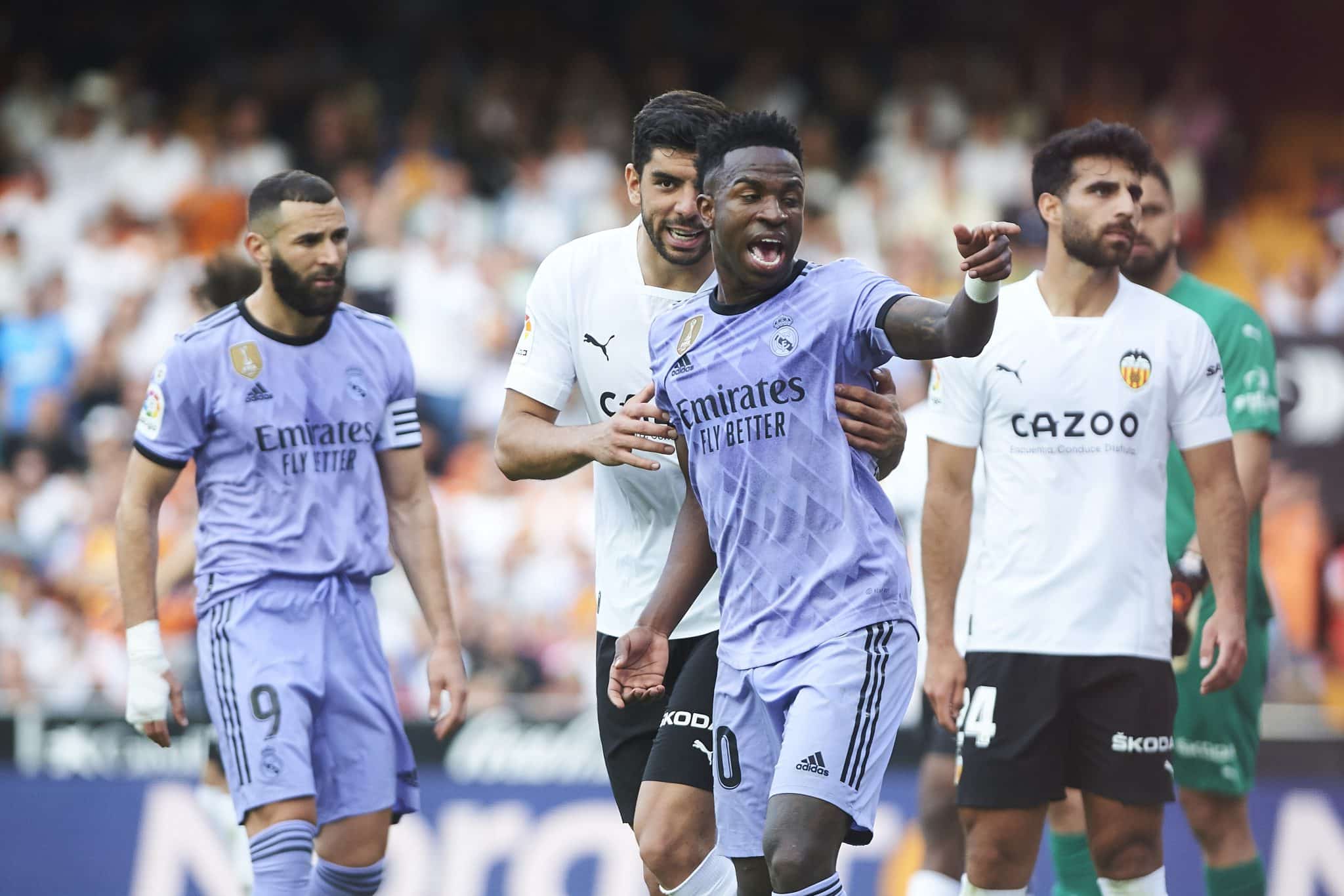 MAIS UMA VEZ! Vinicius Jr volta a sofrer racismo e ainda &eacute; expulso