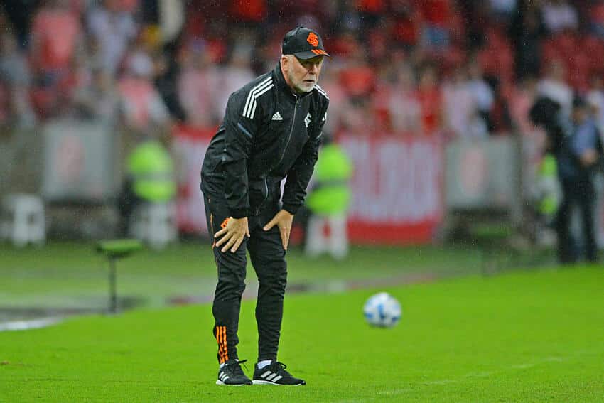 &ldquo;Ambiente horr&iacute;vel. Tem que ter atitude dos jogadores&rdquo;, dirigente do Internacional dispara ap&oacute;s derrota