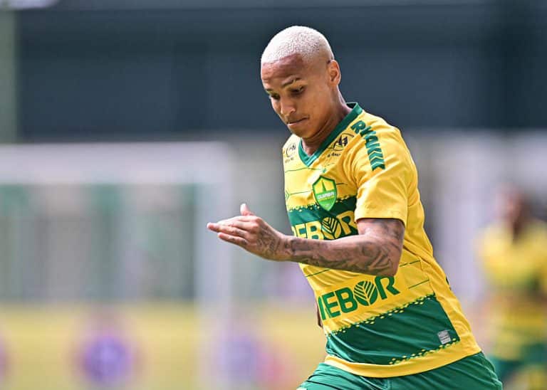 &ldquo;Cochilou?&rdquo;, assessoria explica atitude de Deyverson em julgamento do STJD