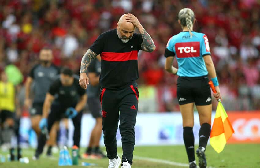 &ldquo;Foi cortado. Sofreu trauma&rdquo;; Sampaoli tem desfalque de &uacute;ltima hora no Flamengo e craque&nbsp;n&atilde;o&nbsp;viaja