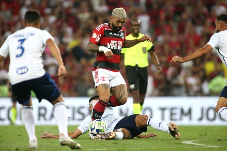 &ldquo;Abra&ccedil;o de milh&otilde;es&rdquo;, jogo do Flamengo conta com encontro de duas lendas do clube