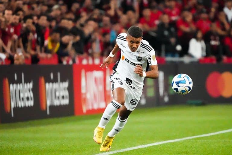 Decis&atilde;o da Fifa pode ajudar o Atl&eacute;tico-MG a renovar com jogador