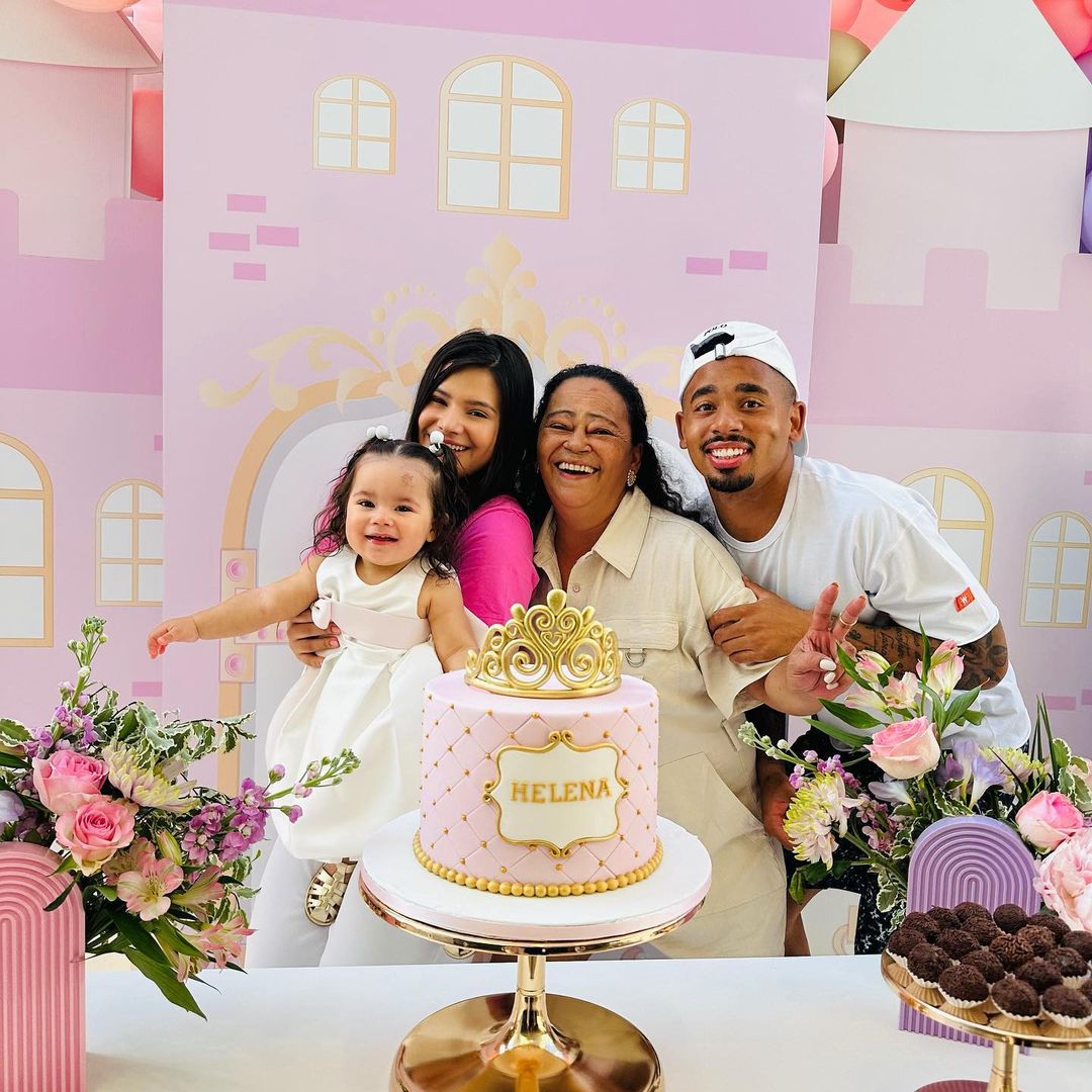 Fam&iacute;lia em paz! M&atilde;e e esposa de Gabriel Jesus fazem as pazes