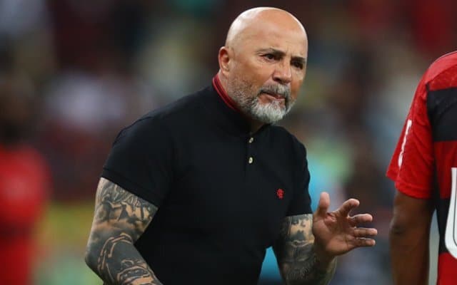 Na bronca! Torcida do Flamengo se irrita com atua&ccedil;&atilde;o de jogador titular e pede sa&iacute;da