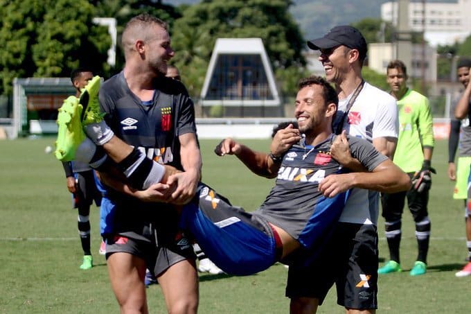 Ter&aacute; que pagar! Justi&ccedil;a condena o Vasco a pagar quantia milion&aacute;ria a ex-volante