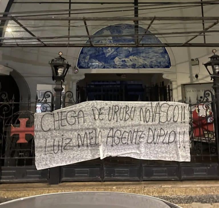 Na broca! Torcida do Vasco protesta contra a m&aacute; fase da equipe; Barbieri e 777 foram os principais alvos