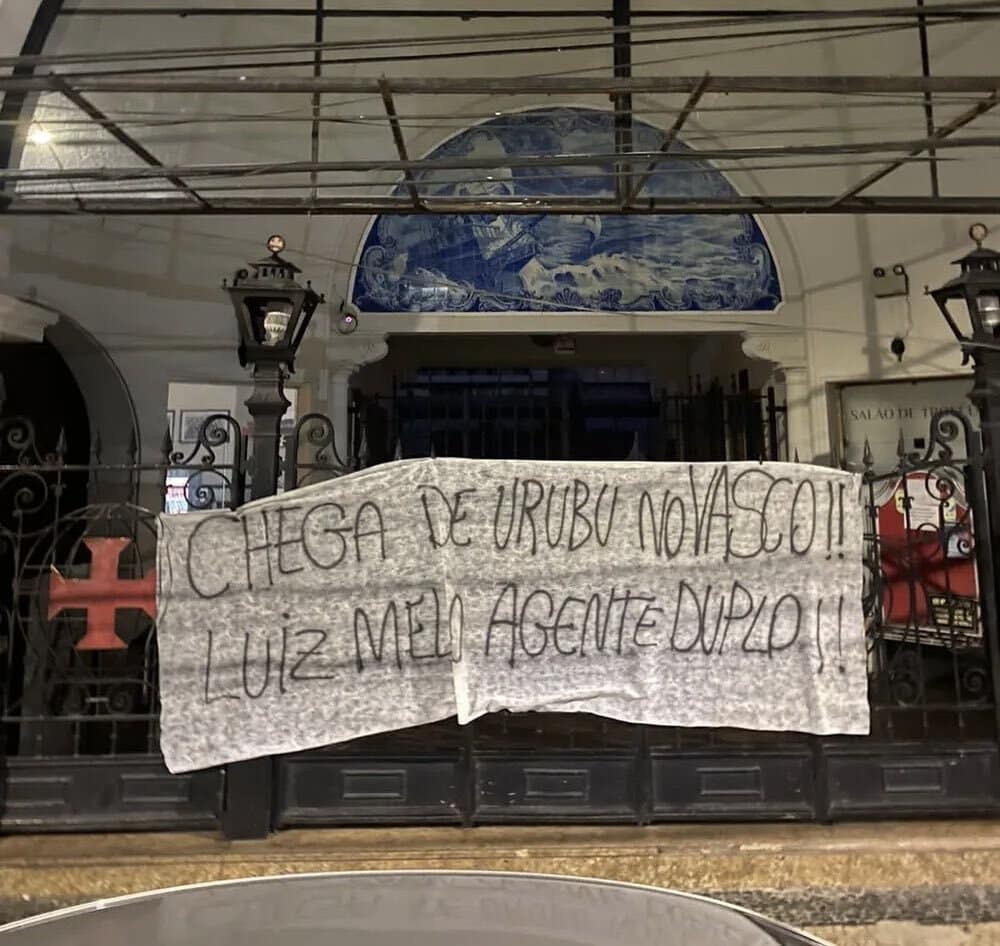 Na broca! Torcida do Vasco protesta contra a m&aacute; fase da equipe; Barbieri e 777 foram os principais alvos