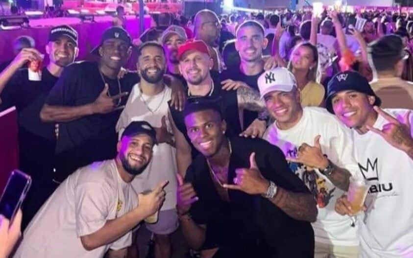 Jogadores s&atilde;o flagrados em show de pagode antes de partida do Brasileir&atilde;o
