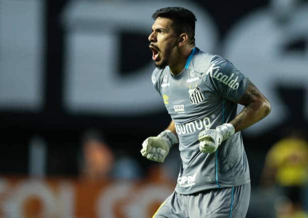 Pared&atilde;o! Goleiro do Santos atinge marca surpreendente