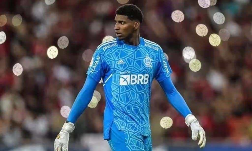 Sem espa&ccedil;o no Flamengo, Hugo Souza &eacute; monitorado por tr&ecirc;s clubes