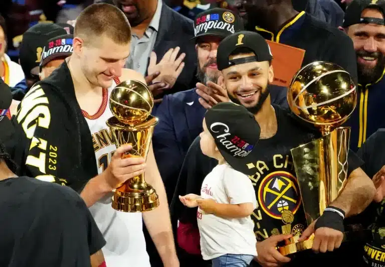 &lsquo;Destino tra&ccedil;ado&rsquo;, foto de Nikola Jokic na inf&acirc;ncia surpreende ap&oacute;s conquista da NBA
