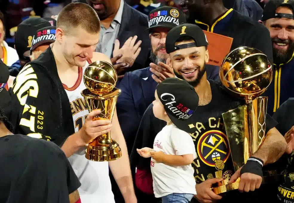 &lsquo;Destino tra&ccedil;ado&rsquo;, foto de Nikola Jokic na inf&acirc;ncia surpreende ap&oacute;s conquista da NBA