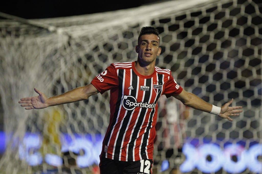 Foto: (Rubens Chiri/Saopaulofc.net) - Pedrinho est&aacute; lista das pol&ecirc;micas de jogadores do S&atilde;o Paulo