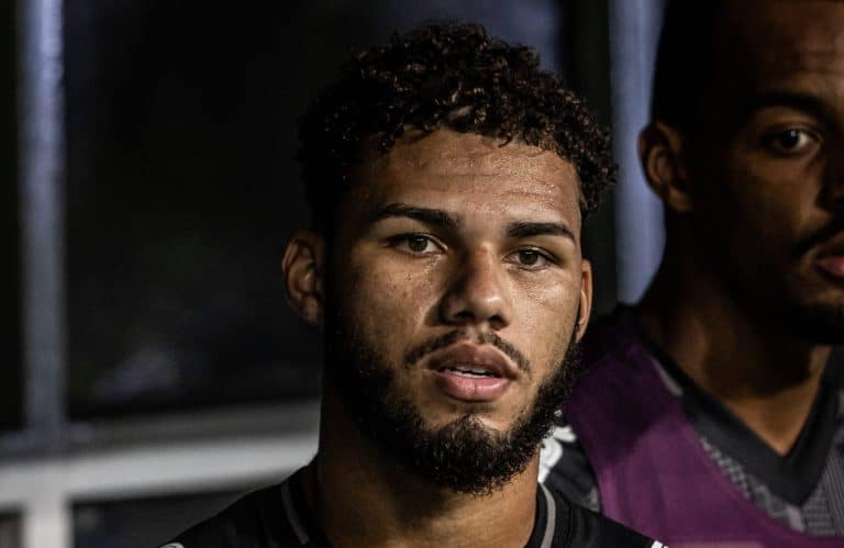 Jogadores do Santos pegos na balada: dupla contestada &eacute; flagrada na noite e torcedores metem apavoro