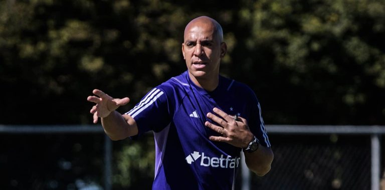 VALE A PENA? Alvo do Cruzeiro fica livre no mercado e Pepa &lsquo;cruza os dedos&rsquo;