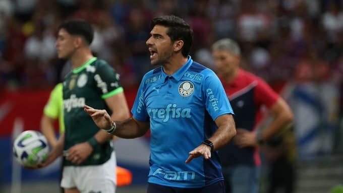 Soltou o verbo! Narrador da Globo condena mais uma expuls&atilde;o de Abel Ferreira