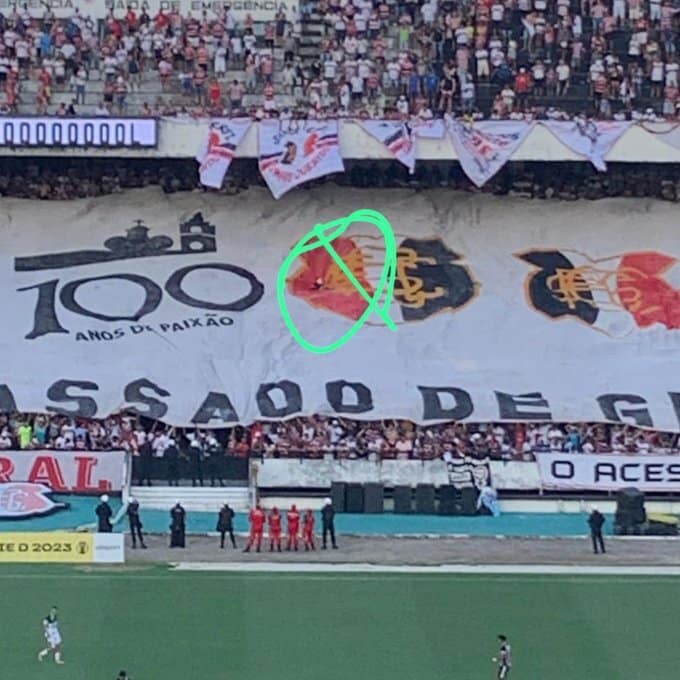 Que perigo! Torcedora fica em cima de bandeir&atilde;o em jogo do Brasileir&atilde;o; veja o v&iacute;deo