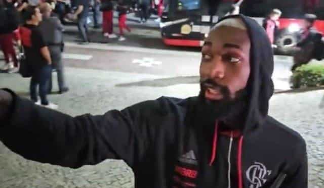 CLIM&Atilde;O! Gerson rebate cr&iacute;ticas de torcedor na chegada da delega&ccedil;&atilde;o rubro-negra em Santos