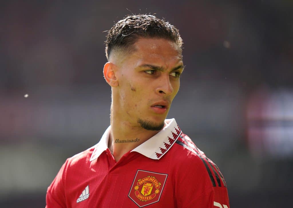 Antony &eacute; flagrado em boate rodeado de mulheres e astro do Manchester United n&atilde;o &eacute; o &uacute;nico