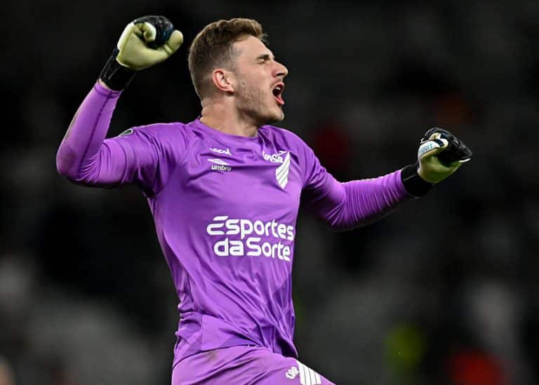 &ldquo;Na pr&oacute;xima, fa&ccedil;o uma vaquinha&rdquo;, provoca goleiro do Athletico-PR ap&oacute;s classifica&ccedil;&atilde;o