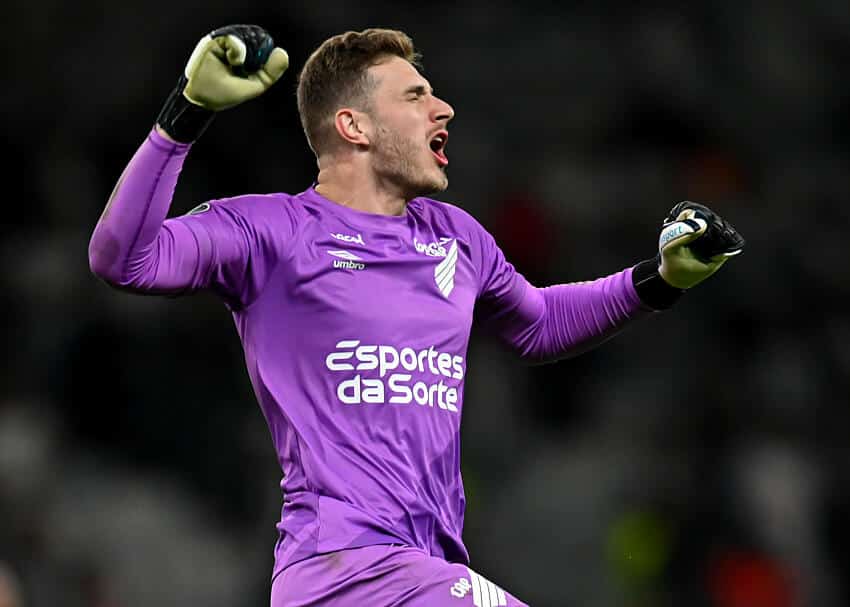 &ldquo;Na pr&oacute;xima, fa&ccedil;o uma vaquinha&rdquo;, provoca goleiro do Athletico-PR ap&oacute;s classifica&ccedil;&atilde;o