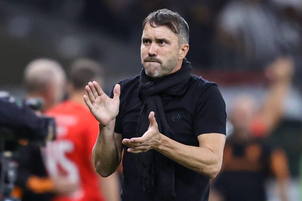 VALE A PENA? Torcida do Corinthians exige contrata&ccedil;&atilde;o de Coudet ap&oacute;s sa&iacute;da no Atl&eacute;tico-MG