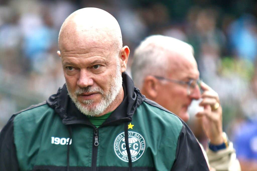 Volante jovem e capit&atilde;o: SAF do Coritiba quer trazer refor&ccedil;o de peso para Zago