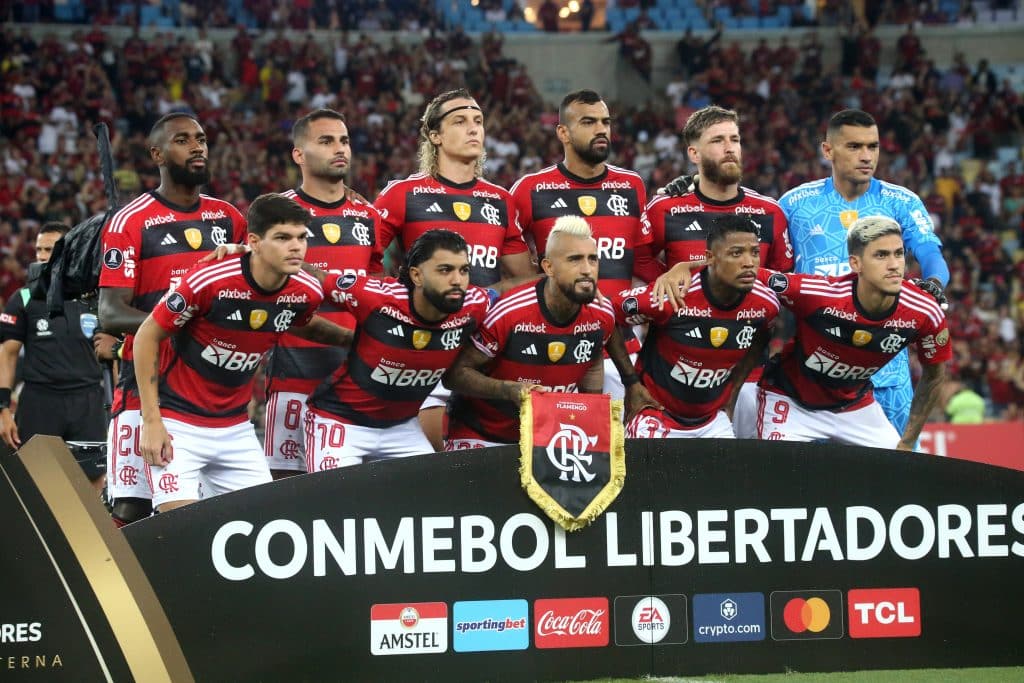 URGENTE! T&eacute;cnico rival do Flamengo &lsquo;fica louco&rsquo; e agride dois jogadores advers&aacute;rios