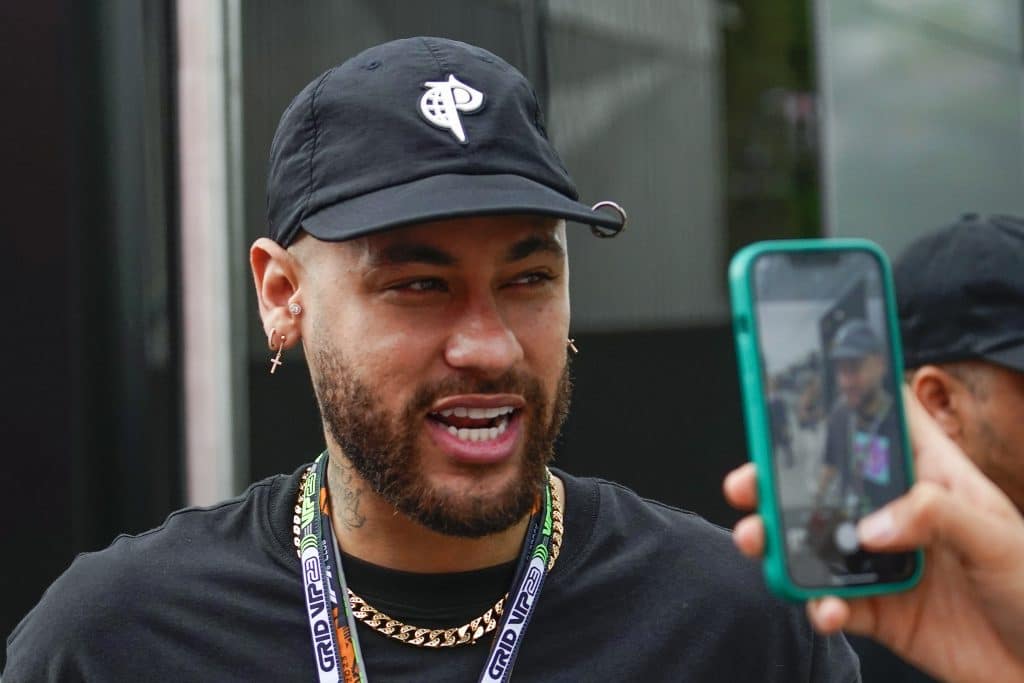 Neymar e Jimmy Butler &lsquo;d&atilde;o aula&rsquo; de arremessos e f&atilde;s ficam malucos com finais da NBA