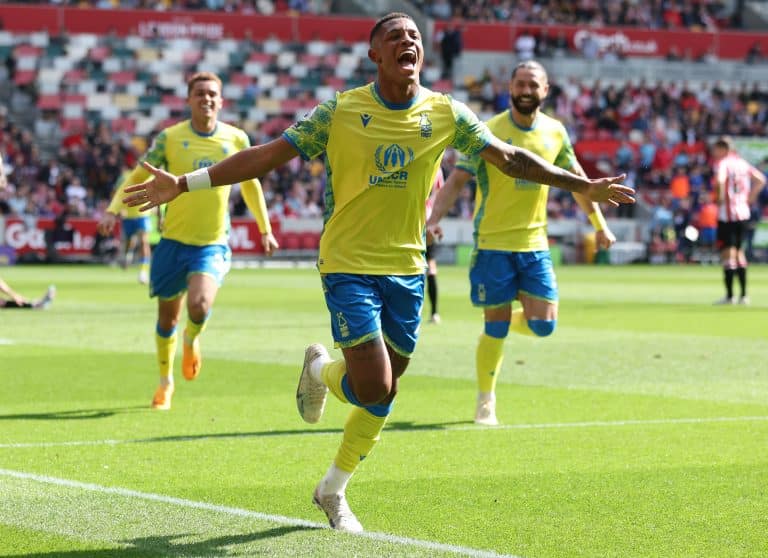 TEM ESPA&Ccedil;O? Danilo aparece de surpresa no jogo do Bahia e enlouquece torcida