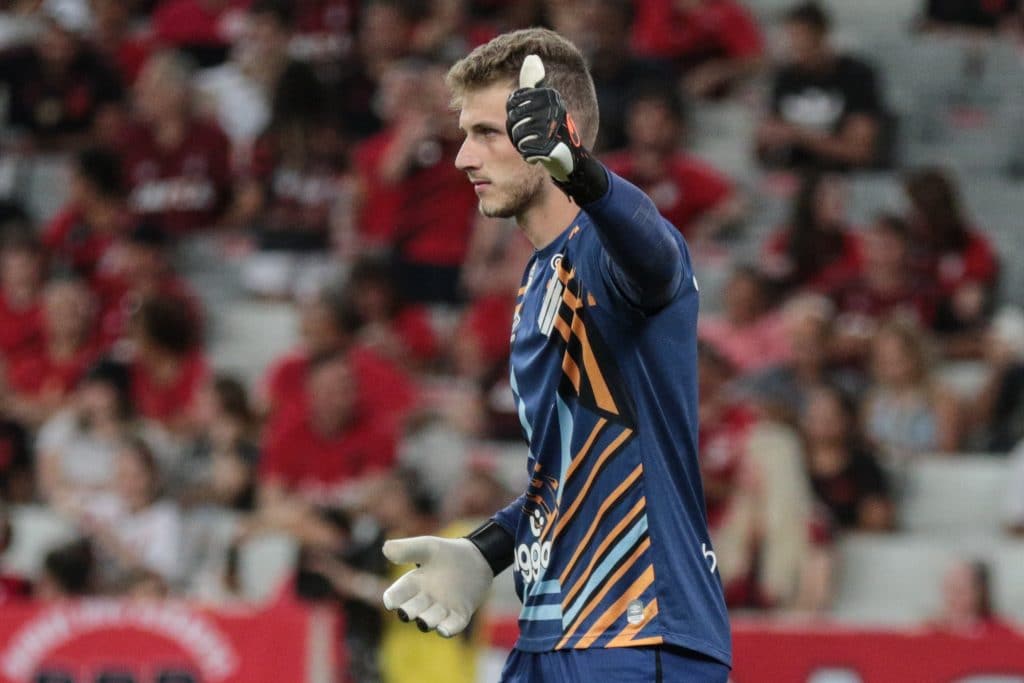 Bento reclama de &lsquo;fuma&ccedil;a misteriosa&rsquo; vindo da torcida do Athletico-PR e quebra web