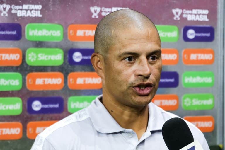 MUITO &Iacute;DOLO! Alex provoca Athletico-PR e leva torcida do Coritiba &agrave; loucura