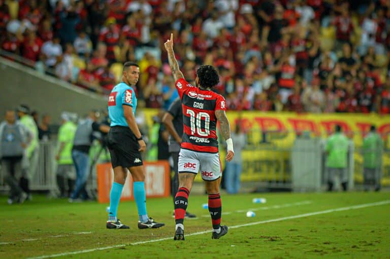 Tratamento especial? Situa&ccedil;&atilde;o de Gabigol no Flamengo &eacute; exposta e&nbsp;revolta&nbsp;torcida