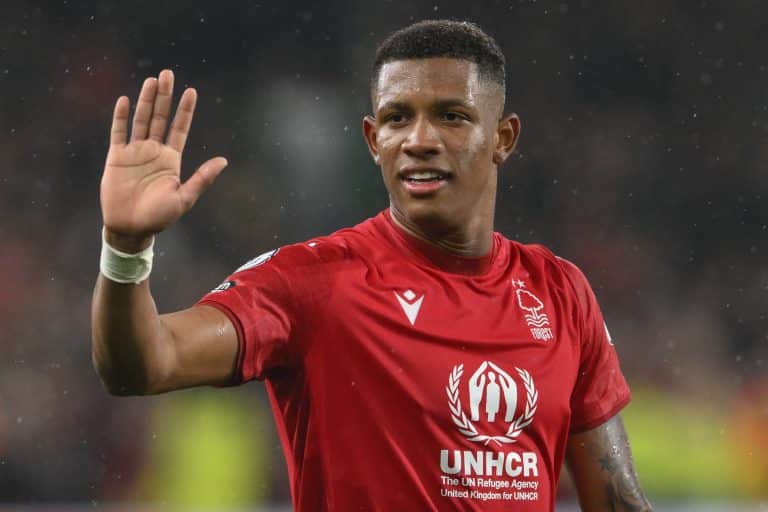 Danilo faz Jo&atilde;o Gomes &lsquo;comer poeira&rsquo; na Europa e compara&ccedil;&atilde;o chega &agrave; torcida do Palmeiras