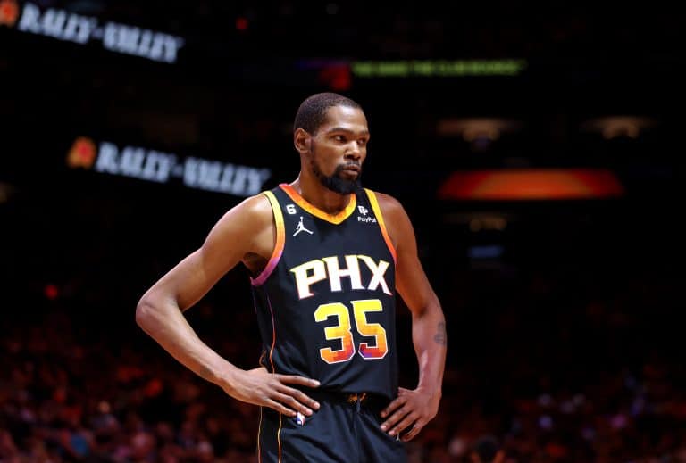 POL&Ecirc;MICA! Kevin Durant toma atitude curiosa na web e detona cr&iacute;ticos ao vivo