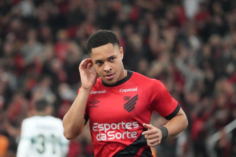 &Eacute; DO BAR&Ccedil;A!; Valor da venda de Vitor Roque surpreende torcida do Athletico-PR