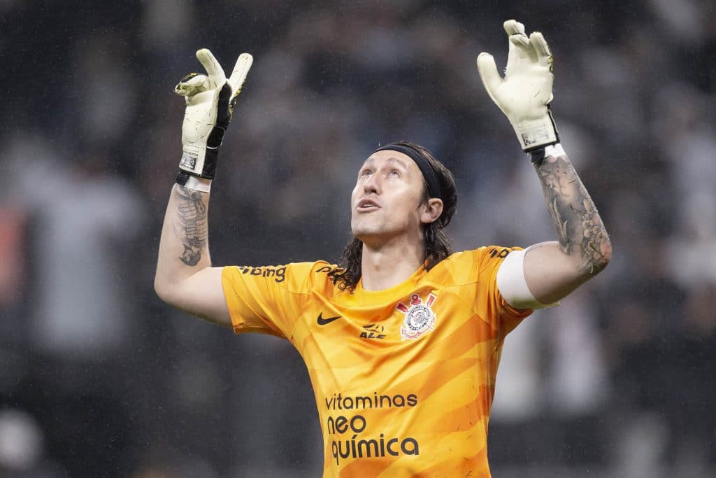 COMO &Eacute; QUE &Eacute;? C&aacute;ssio faz rivais comerem poeira e tem mais t&iacute;tulos que dois deles; entenda