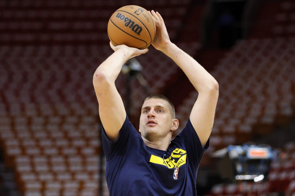 ABSURDO! N&uacute;meros de Jokic nos playoffs da NBA deixam todo mundo de &lsquo;queixo ca&iacute;do&rsquo;