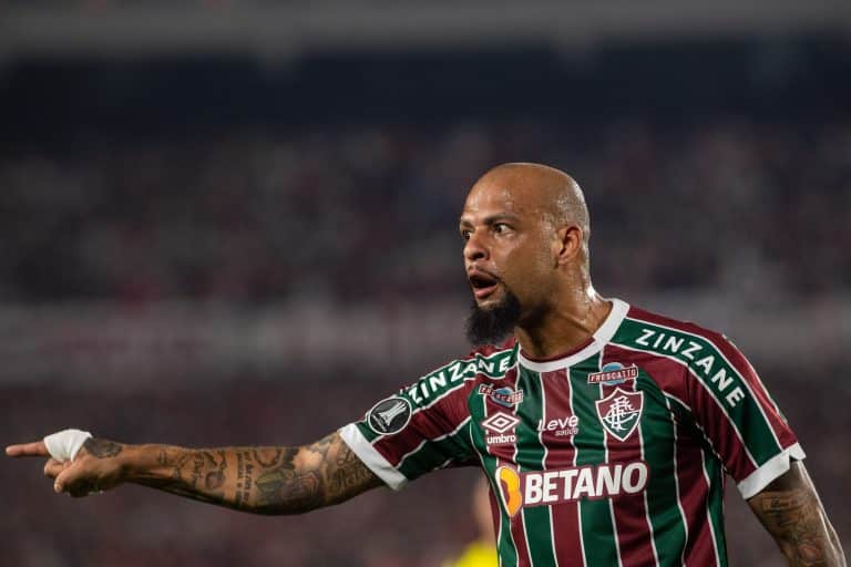 PITBULL! Felipe Melo d&aacute; apavoro em De La Cruz e explode torcida do Fluminense