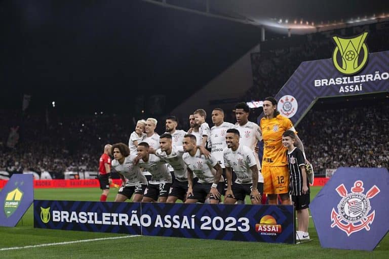 ASSOMBROSO! Torcida Organizada no CT e &aacute;udio amea&ccedil;ador para jogador marcam manh&atilde; no Corinthians