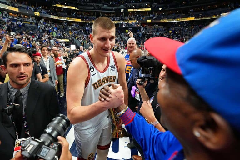 QUE MORAL! Ap&oacute;s t&iacute;tulo da NBA, Nikola Jokic recebe homenagem marcante