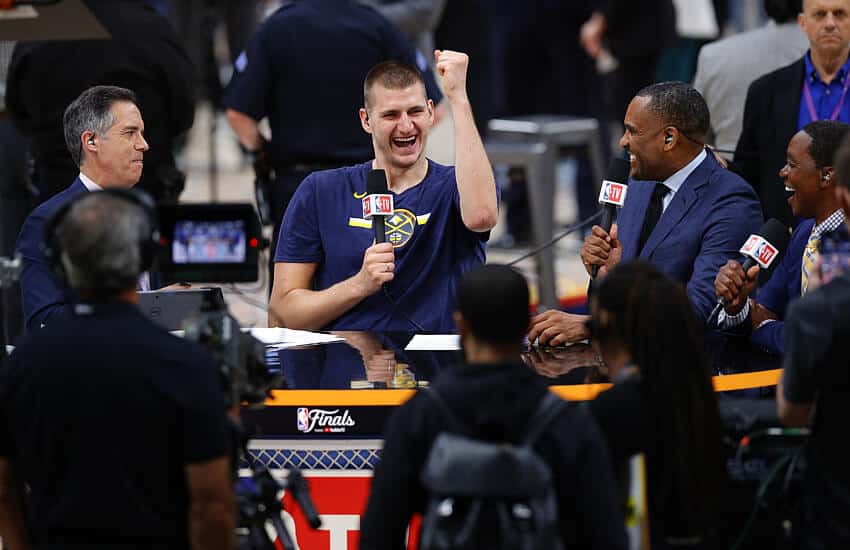 ELE &Eacute; UM MONSTRO! Jokic atinge marcas hist&oacute;ricas na NBA