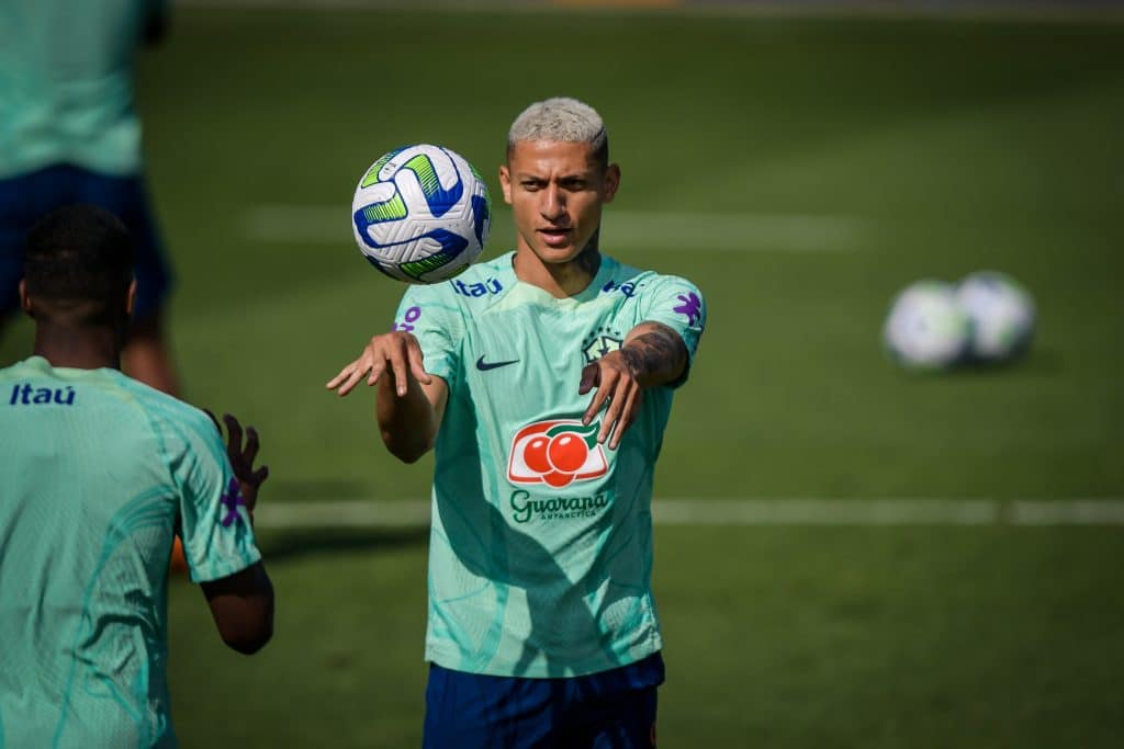 POL&Ecirc;MICA! Richarlison &lsquo;apronta&rsquo; na Sele&ccedil;&atilde;o Brasileira e irrita geral: &ldquo;&Eacute; bizarro&rdquo;