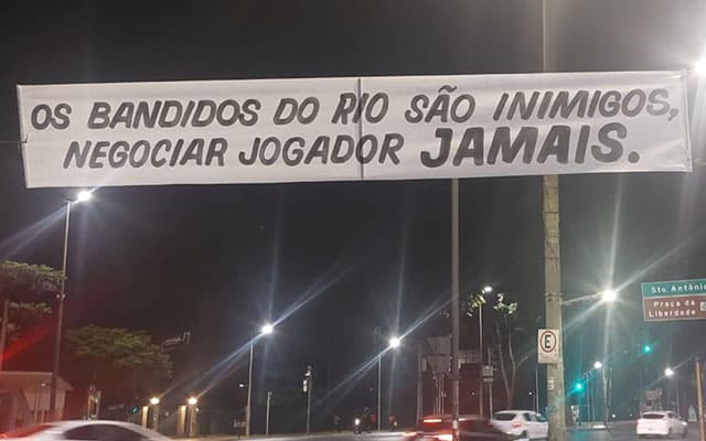 Torcida do Atl&eacute;tico-MG faz 2&ordm; protesto contra venda de Allan ao Flamengo: &ldquo;Negociar jogador: jamais&rdquo;