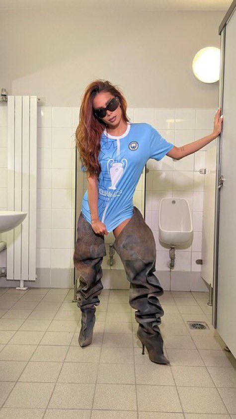 Foto: (Reprodu&ccedil;&atilde;o/Instagram/@anitta) - Anitta na Champions League com camisa do Manchester City