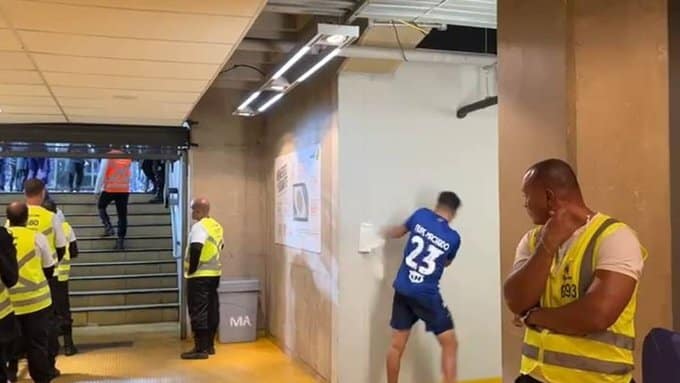 Pistolou! Jogador do Cruzeiro se revolta e quebra dispenser no Mineir&atilde;o